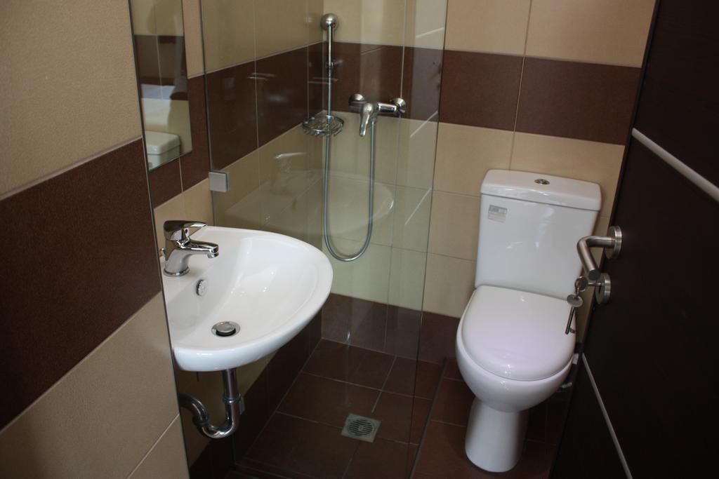 Bed 6-Bed Mixed Dormitory Room Bathroom